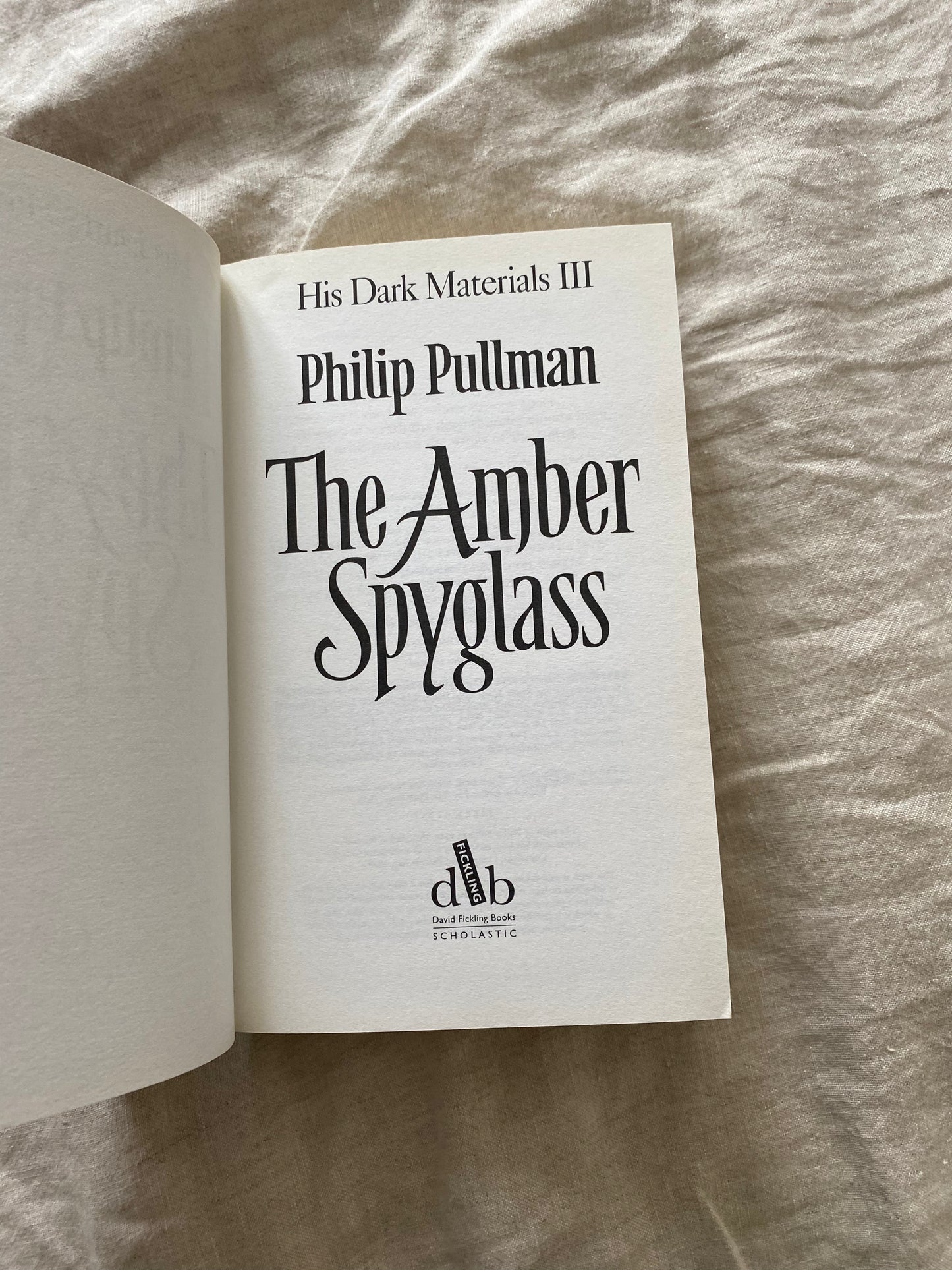 The Amber Spyglass (His Dark Materials Series #3)