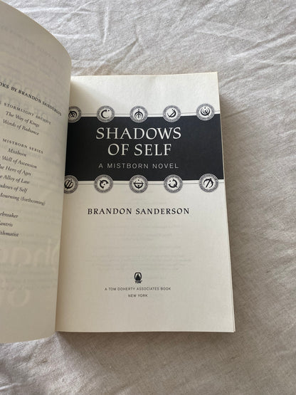 Shadows of Self: A Mistborn Novel (Mistborn Saga #5 / Wax and Wayne Series #2)