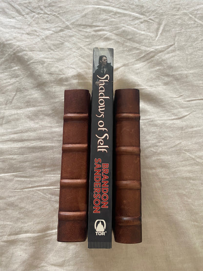 Shadows of Self: A Mistborn Novel (Mistborn Saga #5 / Wax and Wayne Series #2)