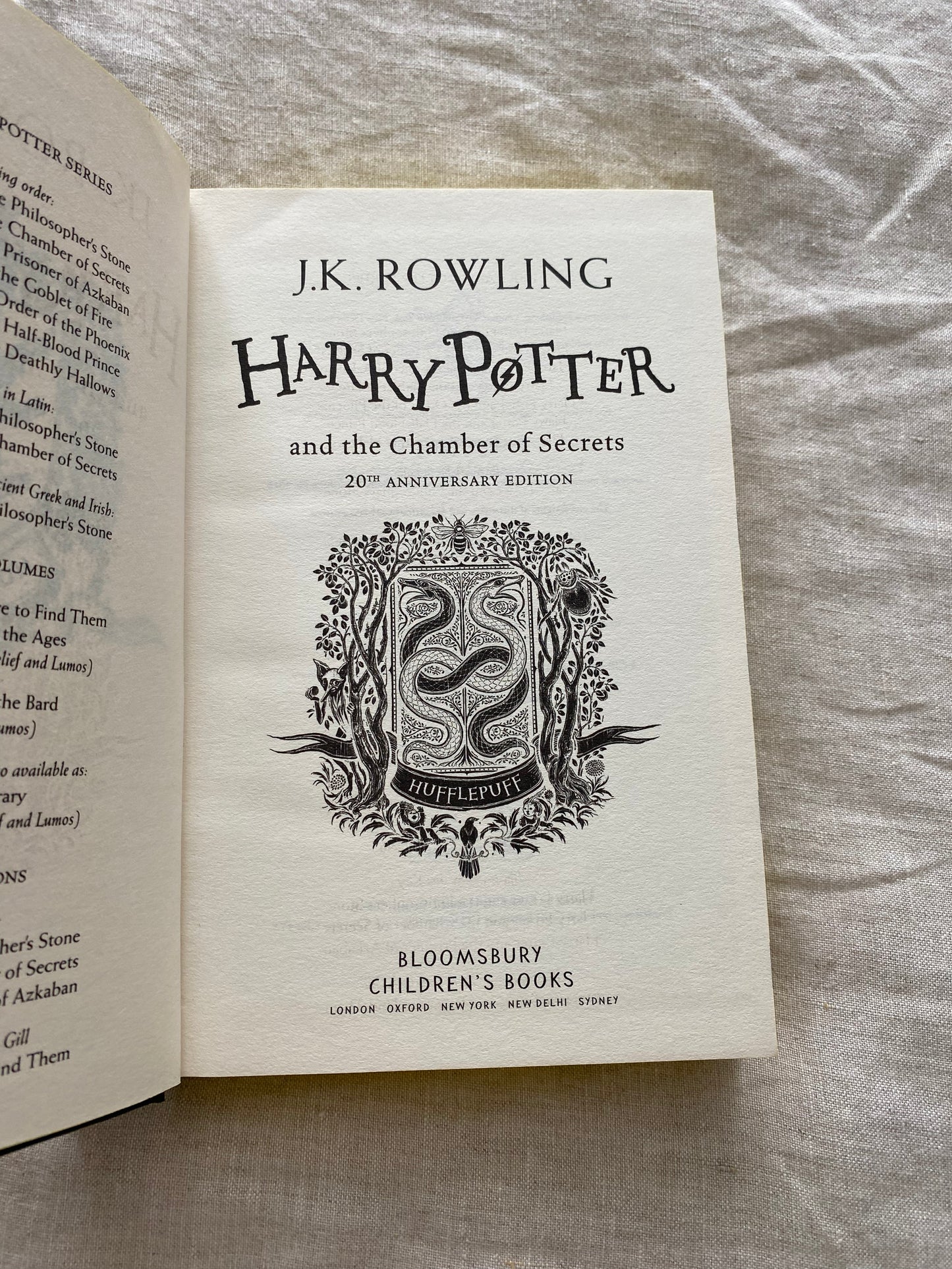 Harry Potter and the Chamber of Secrets - Hufflepuff Edition (Harry Potter House Editions)