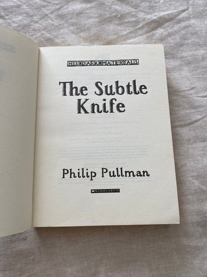 The Subtle Knife Collector's Edition (His Dark Materials Series #2)