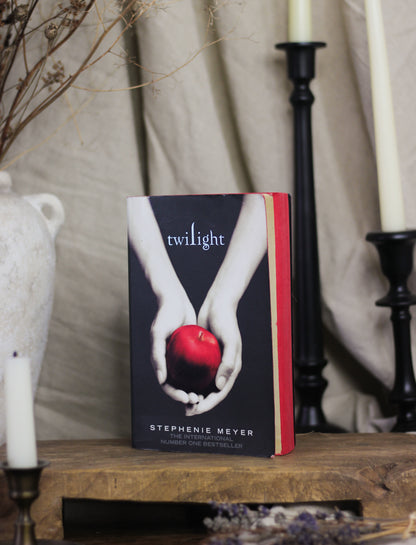 Twilight (The Twilight Saga #1) (Signed by Robert Pattinson)