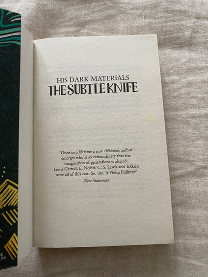 The Subtle Knife: Gift Edition (His Dark Materials Series #2)