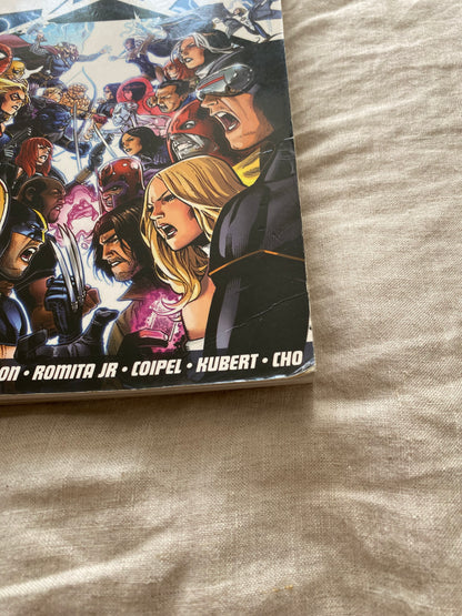 Avengers Vs. X-men Graphic Novel by Brian Michael Bendis (Marvel, 2012)
