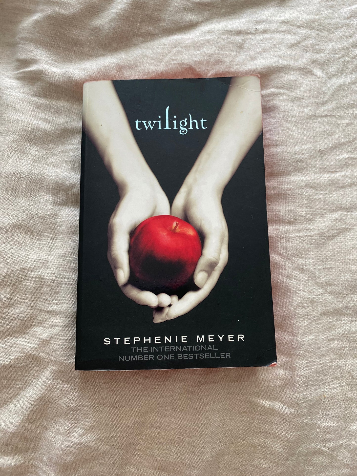 Twilight (The Twilight Saga #1) (Signed by Robert Pattinson)