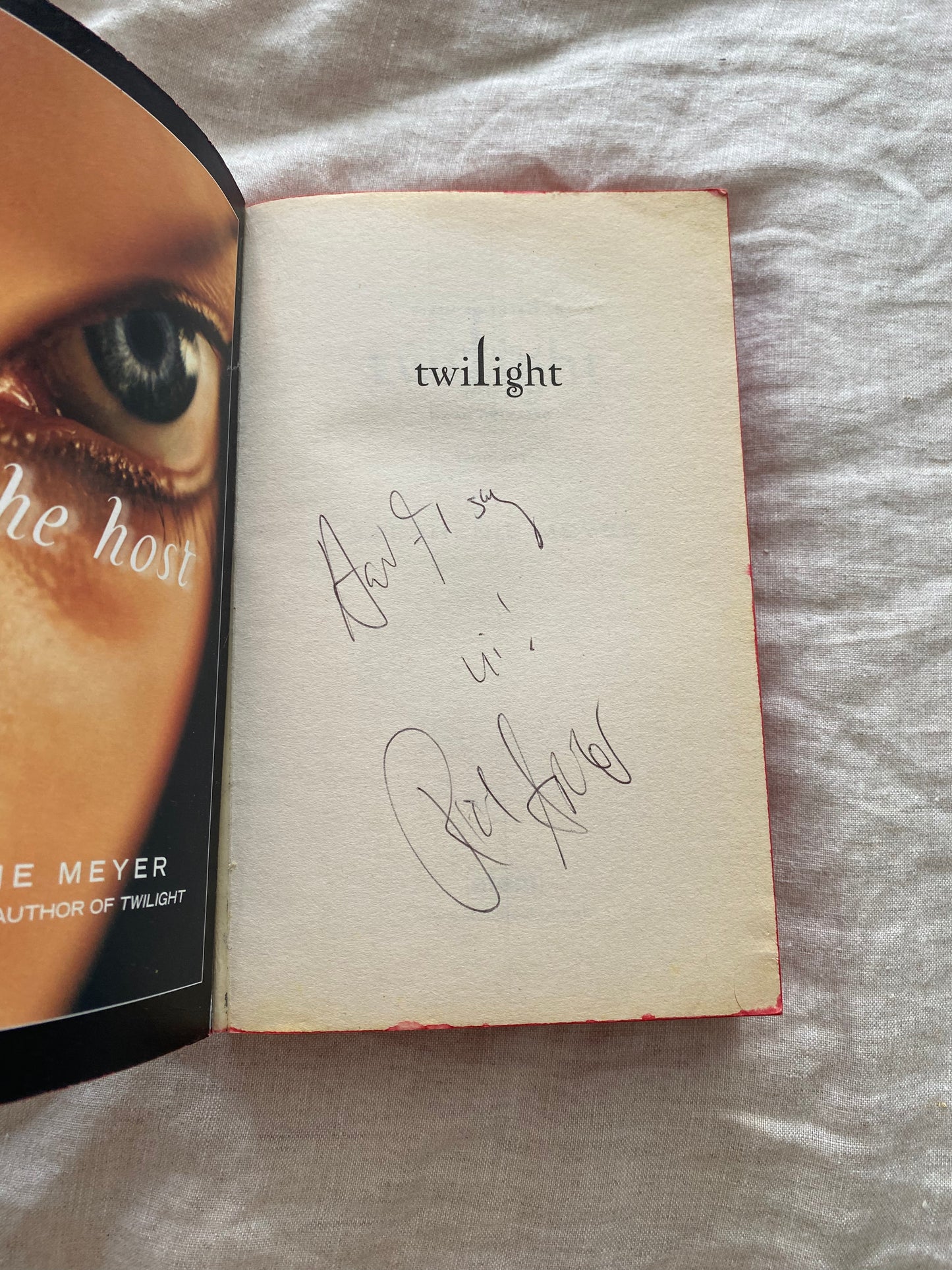 Twilight (The Twilight Saga #1) (Signed by Robert Pattinson)