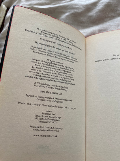 Twilight (The Twilight Saga #1) (Signed by Robert Pattinson)