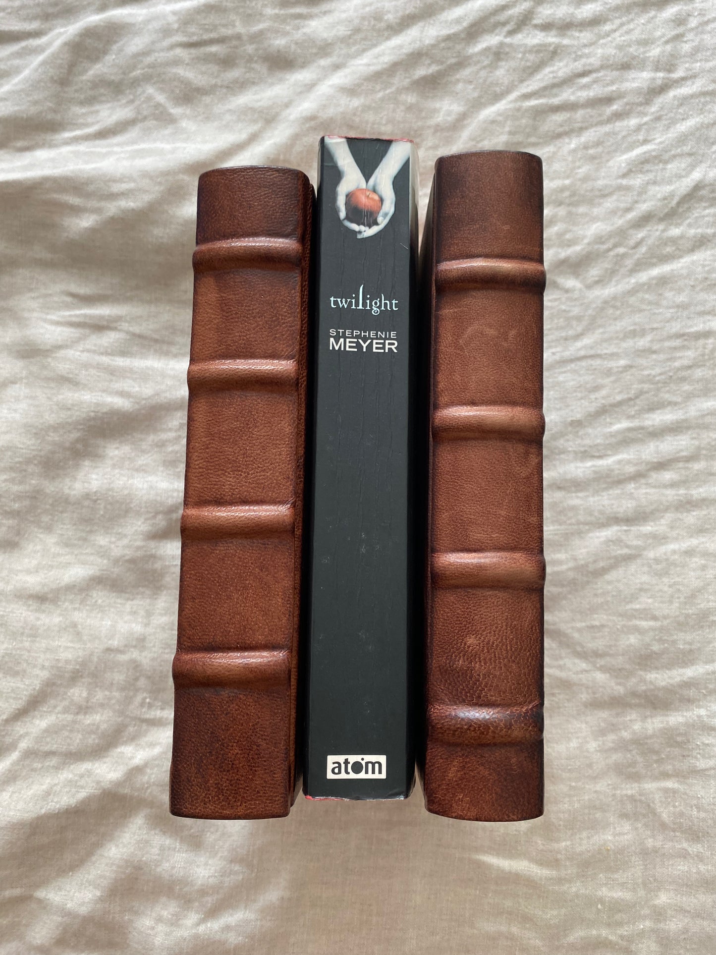 Twilight (The Twilight Saga #1) (Signed by Robert Pattinson)