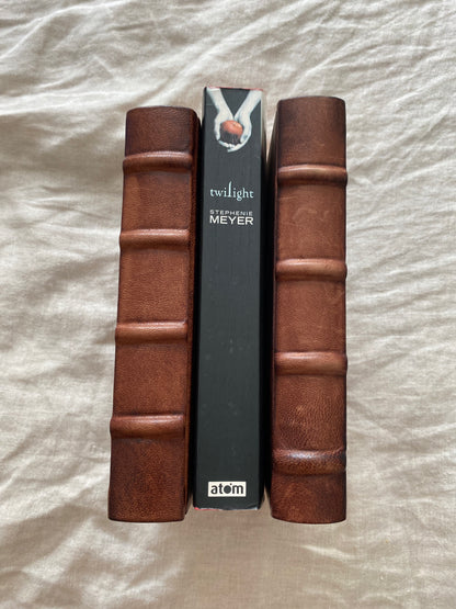 Twilight (The Twilight Saga #1) (Signed by Robert Pattinson)