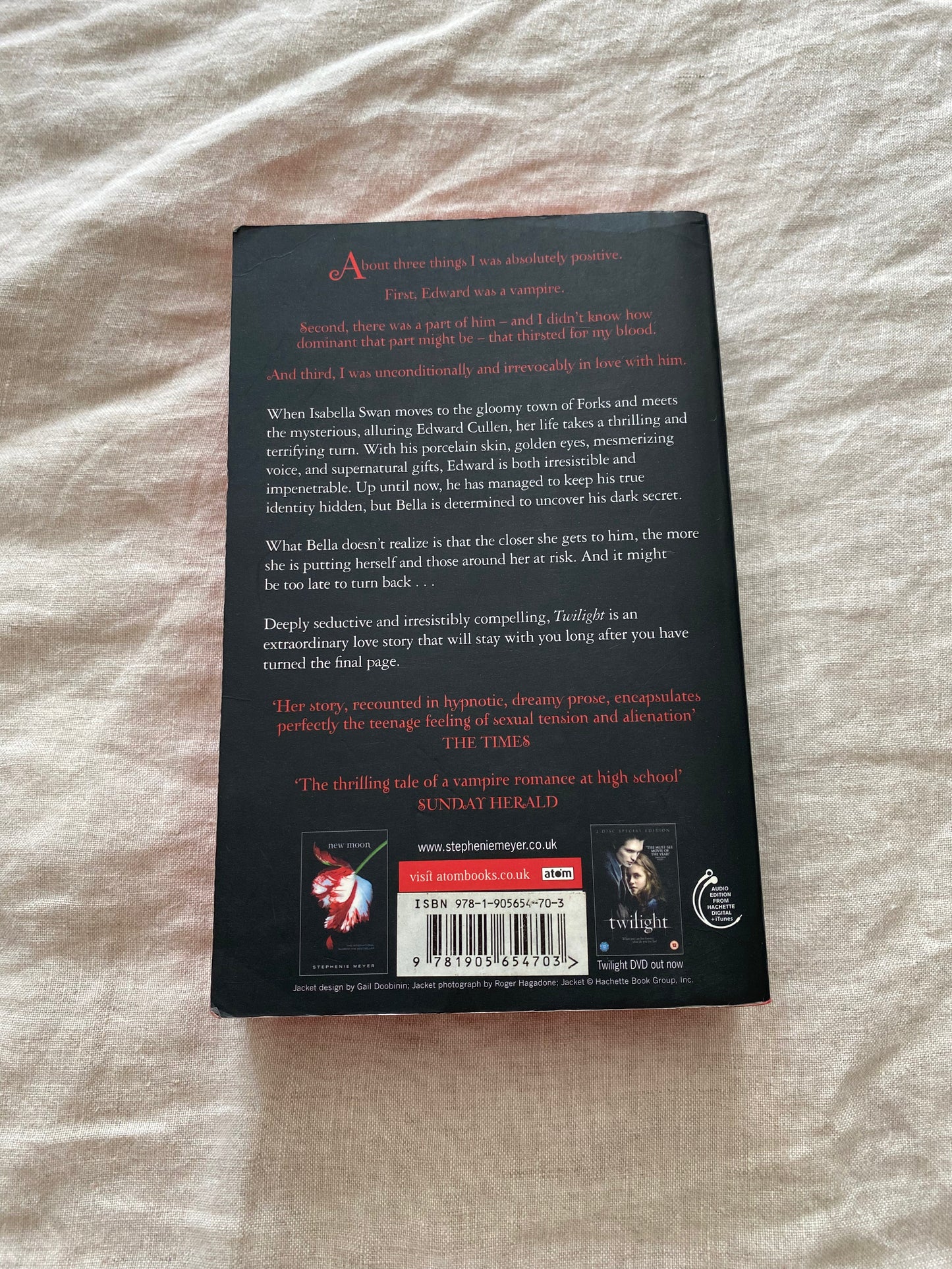 Twilight (The Twilight Saga #1) (Signed by Robert Pattinson)