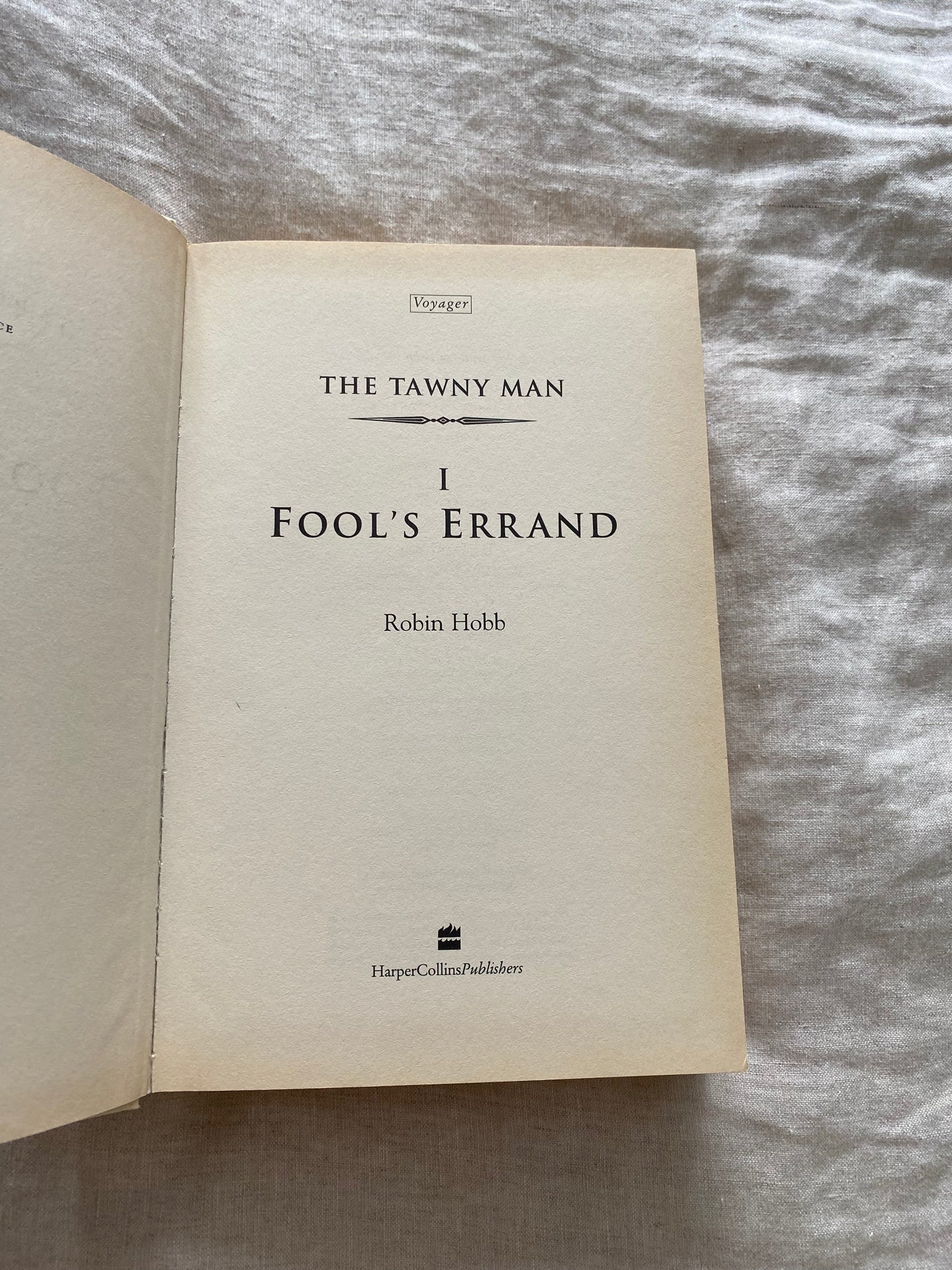 Fool's Errand (The Tawny Man Trilogy Book #1)