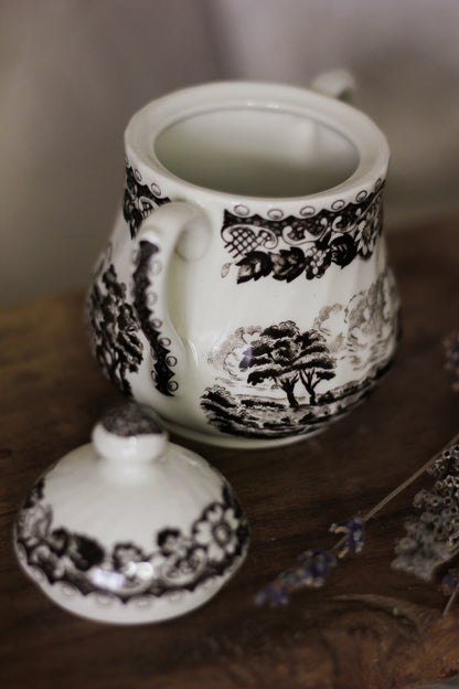 "Elizabethan Brown” Sugar Bowl