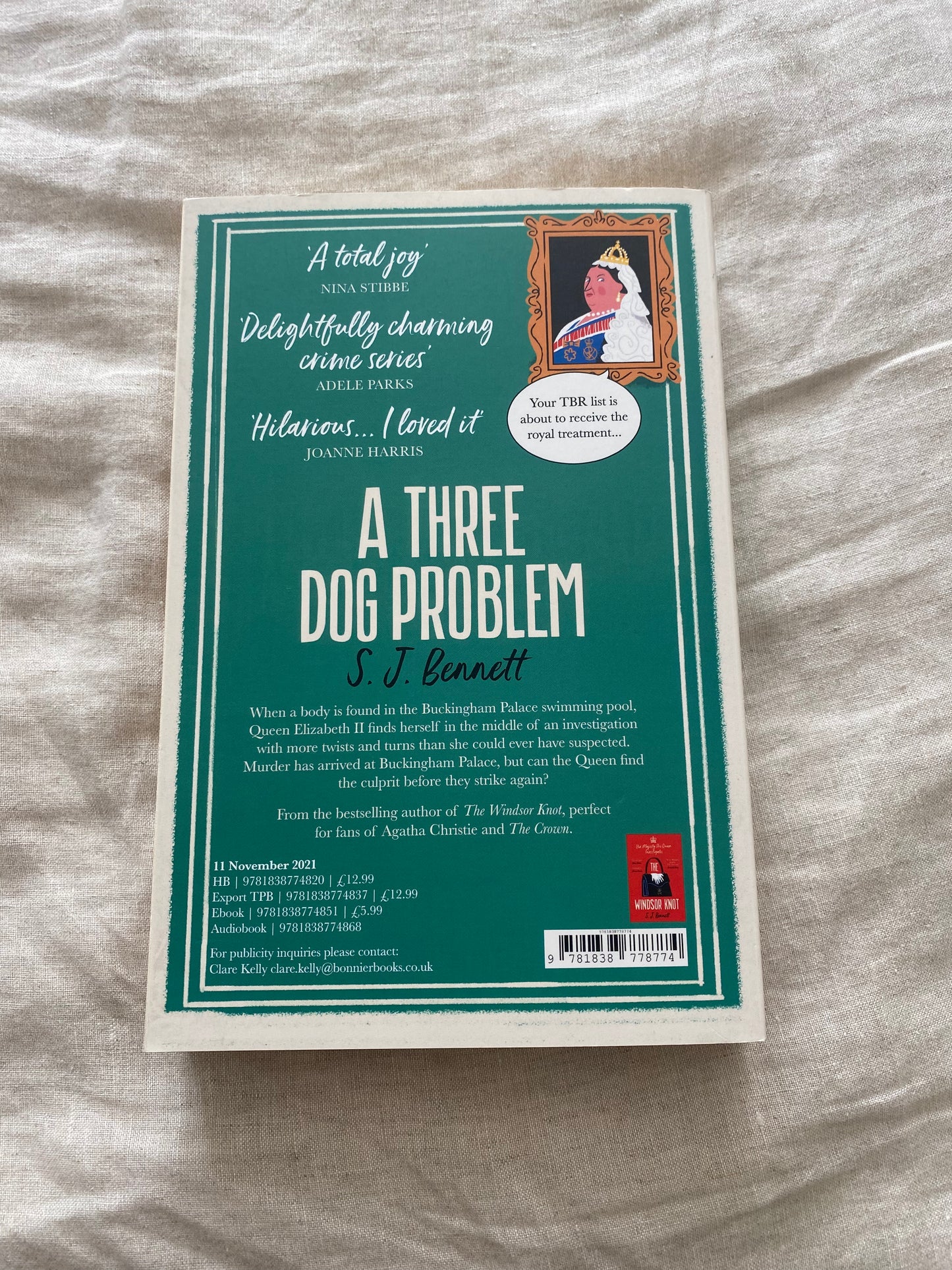A Three Dog Problem (Her Majesty the Queen Investigates Series #2)