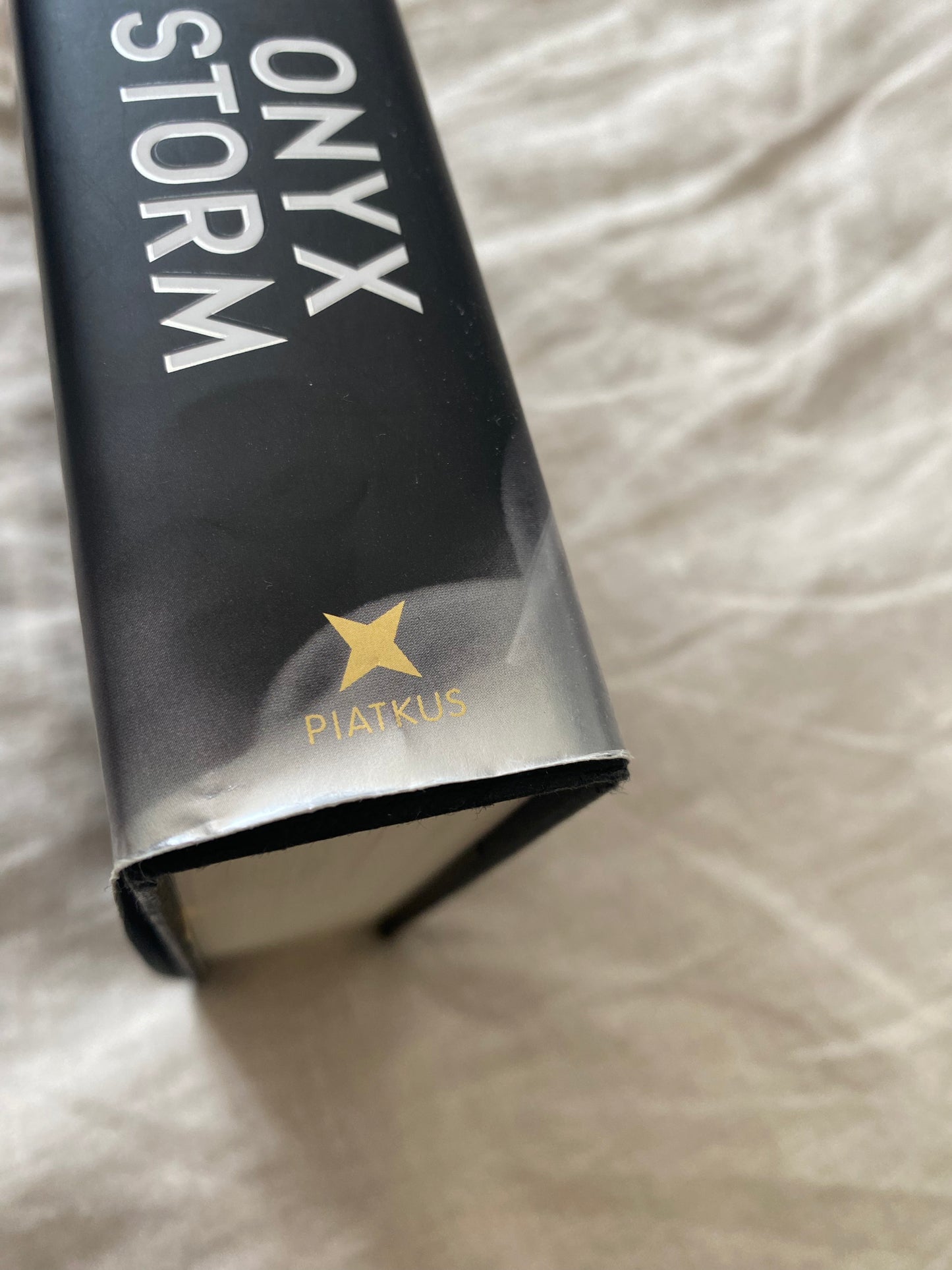 Onyx Storm (The Empyrean Series #3)