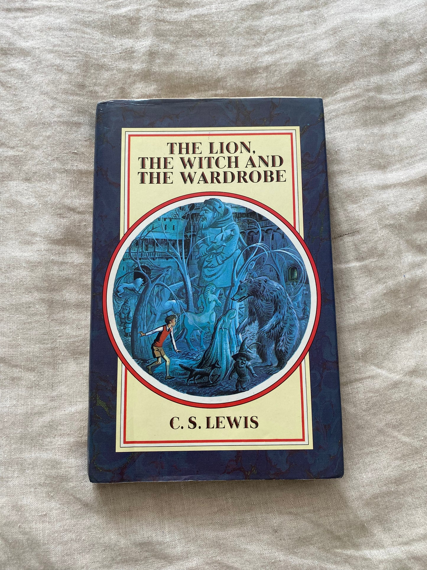 The Lion, the Witch and the Wardrobe (The Chronicles of Narnia Series #2)