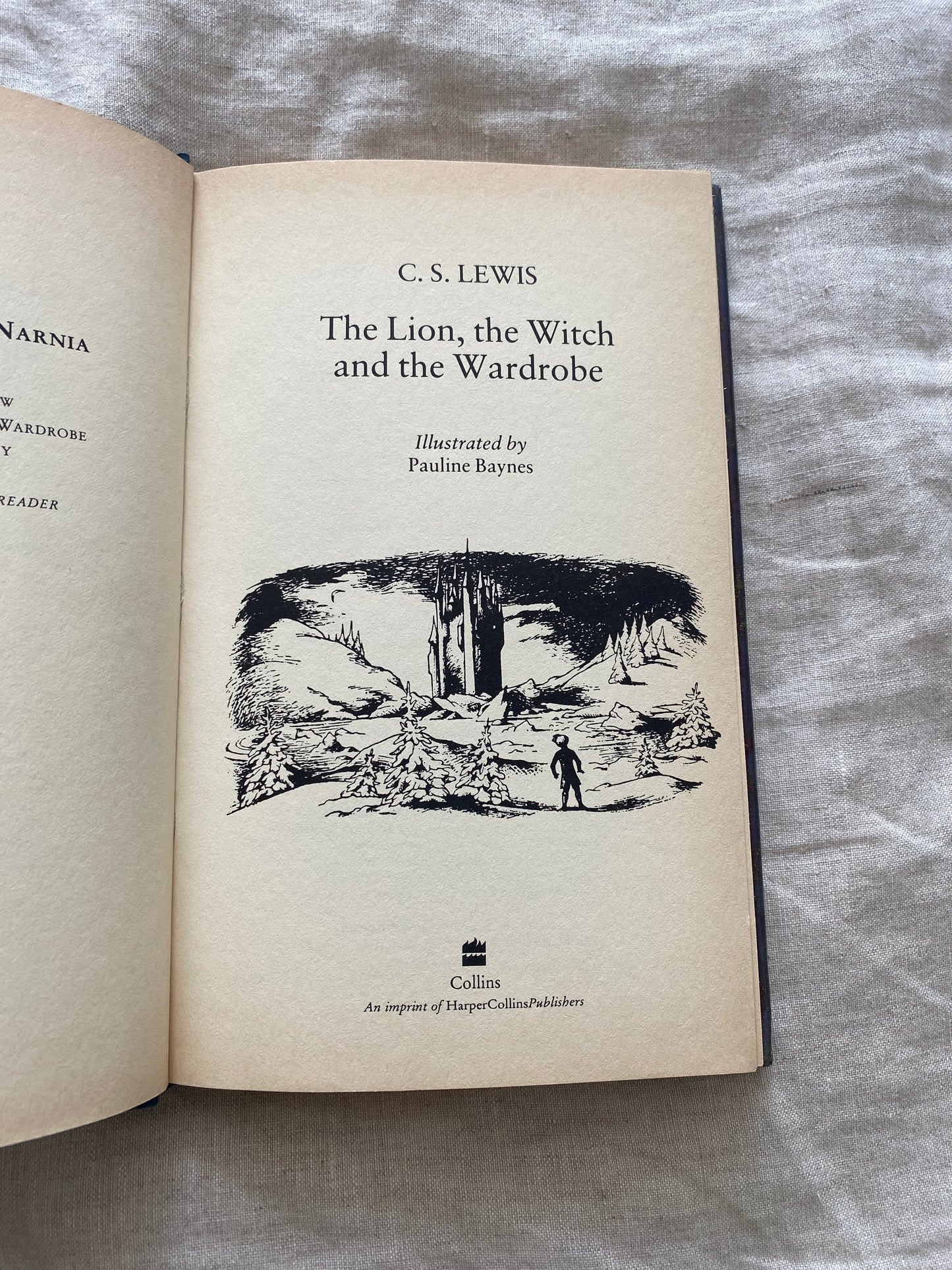 The Lion, the Witch and the Wardrobe (The Chronicles of Narnia Series #2)